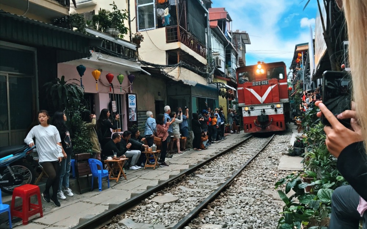 Dẹp bỏ cà phê đường tàu ở Hà Nội là đúng?