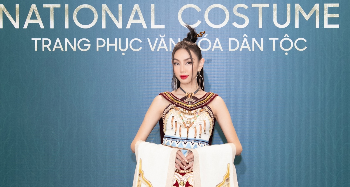 Thùy Tiên cùng dàn Hoa - Á hậu khoe dáng trên thảm đỏ Miss Grand Vietnam 2022