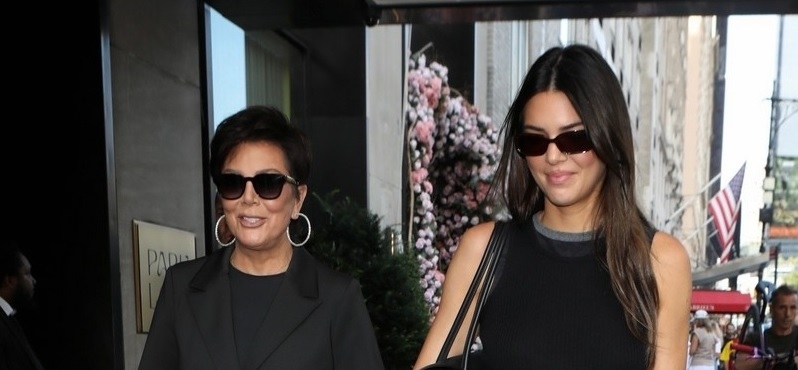 Siêu mẫu Kendall Jenner xinh đẹp đi mua sắm cùng mẹ