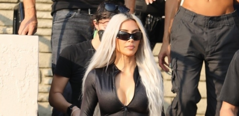 Kim Kardashian diện jumpsuit nóng bỏng, khoe eo "con kiến" trên phố