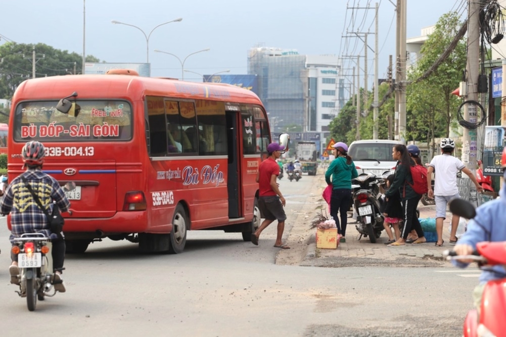 Tình trạng “xe dù bến cóc” tồn tại dai dẳng: Tỏ ra phức tạp?