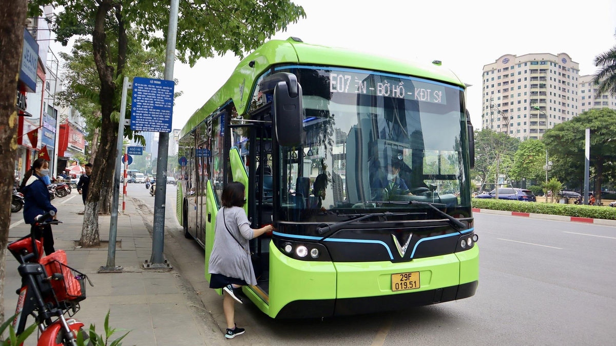 Hà Nội tính chuyển xe buýt chạy dầu xả khói đen sang 100% xe buýt điện