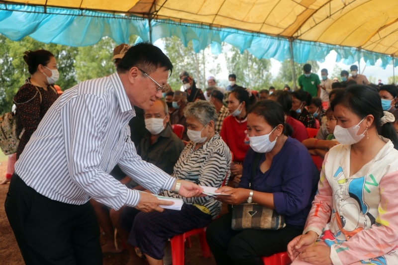 TP.HCM trao quà cho người Việt gặp khó khăn tại tỉnh Kampong Chhnan