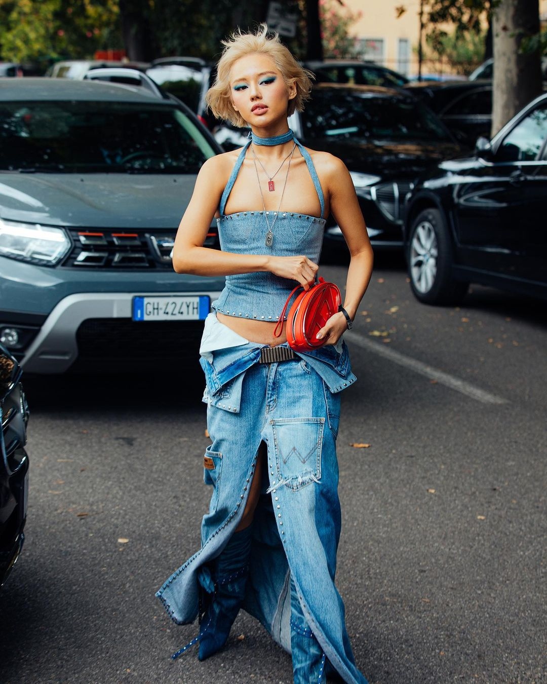 "Cô em trendy" Khánh Linh mặc đồ tái chế tại Tuần lễ Thời trang Quốc tế Milan