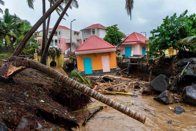Hãi hùng khoảnh khắc nước lũ bẻ cong và cuốn phăng cây cầu lớn tại Puerto Rico