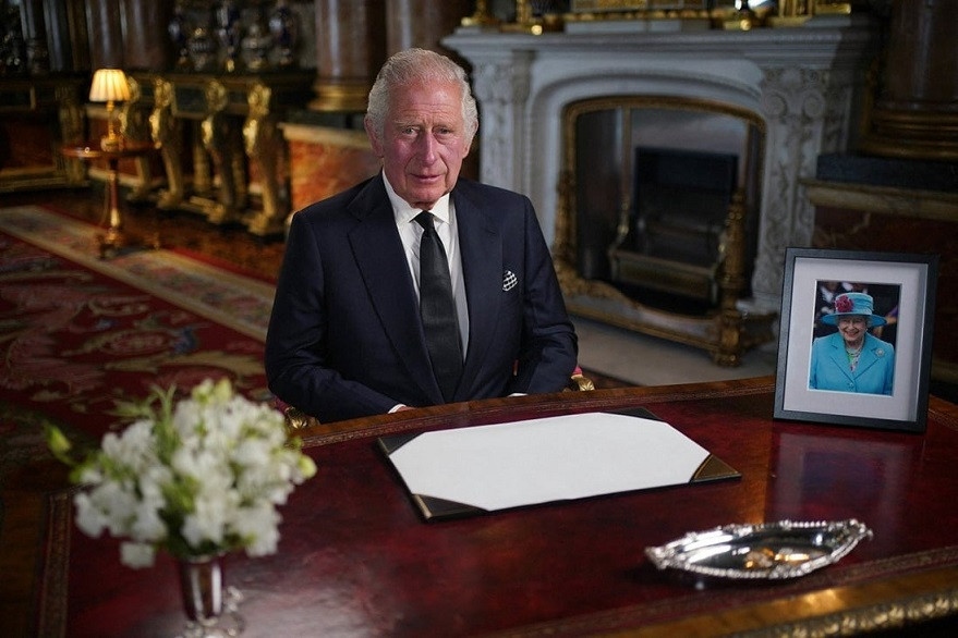 Khoảnh khắc vị quân vương mới của nước Anh bực mình vì một cây bút