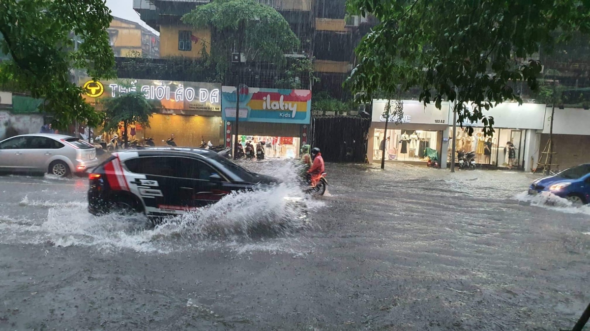Dự báo mưa ngập nhiều tuyến đường ở Hà Nội trong 3 giờ tới