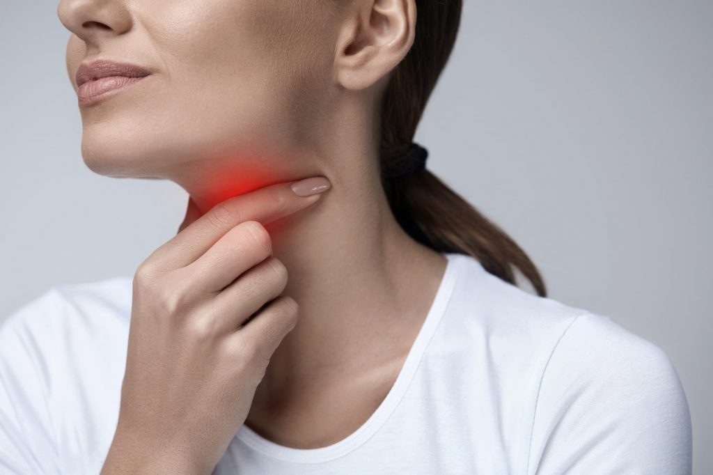6 cách giúp bạn "dứt điểm" triệu chứng khô, ngứa họng