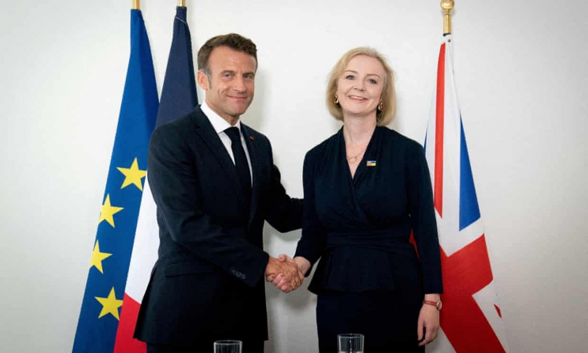 Tổng thống Pháp Macron gặp Thủ tướng Anh Liz Truss để xoa dịu căng thẳng