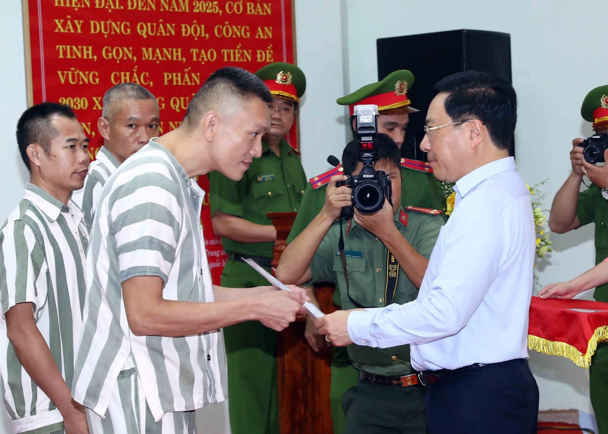 PTT Phạm Bình Minh trao Quyết định đặc xá cho phạm nhân trại giam Vĩnh Quang