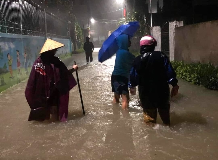 Mưa trắng trời, nhiều nơi ở Nghệ An bị ngập sâu
