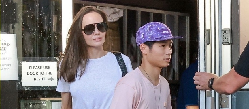 Angelina Jolie xinh đẹp đi sắm đồ cho thú cưng cùng con trai