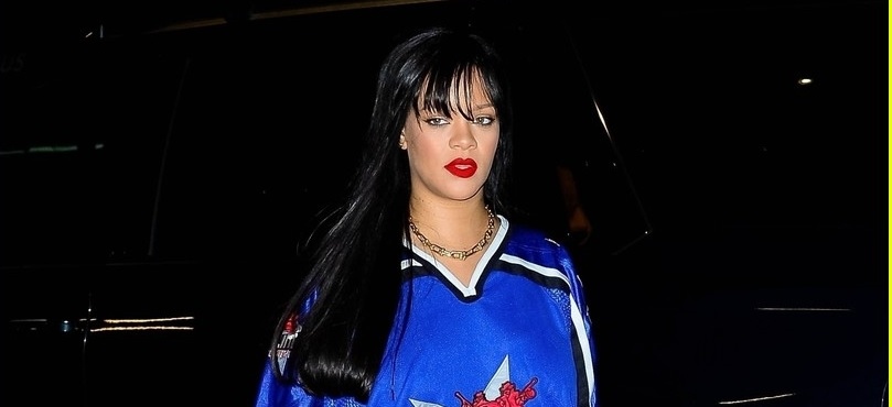 Rihanna mặc đồ "quá khổ", trang điểm "trắng bệch" ra phố
