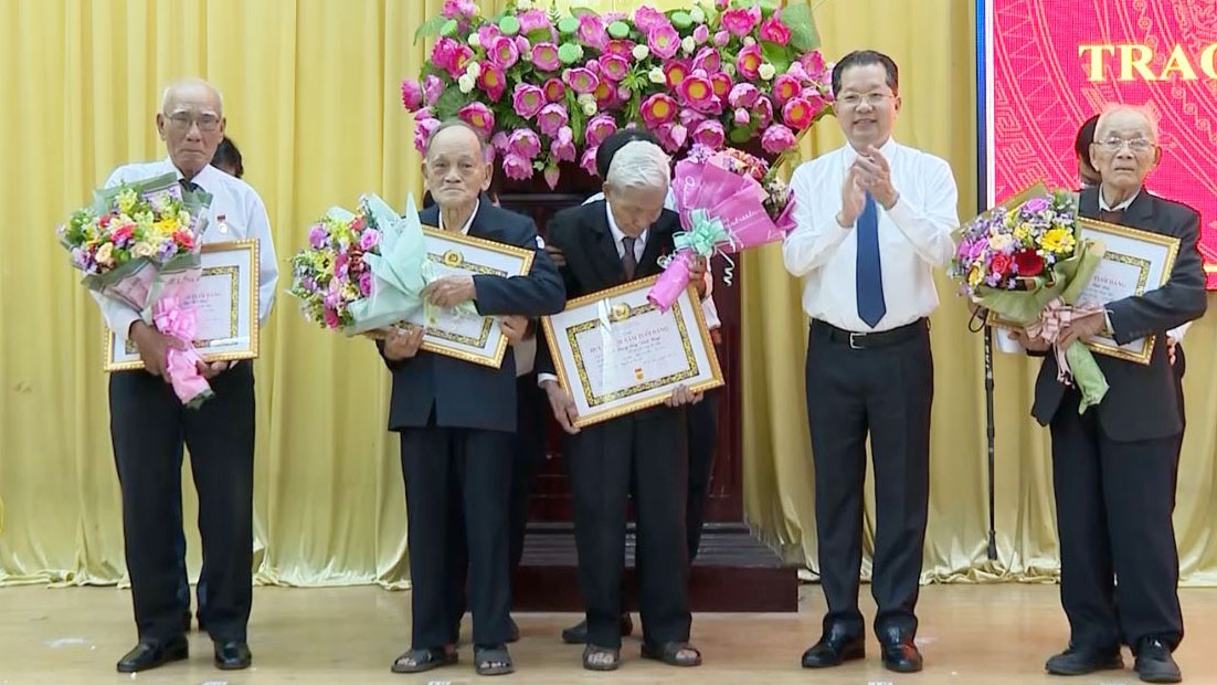 Đà Nẵng trao Huy hiệu Đảng cho các đảng viên cao niên