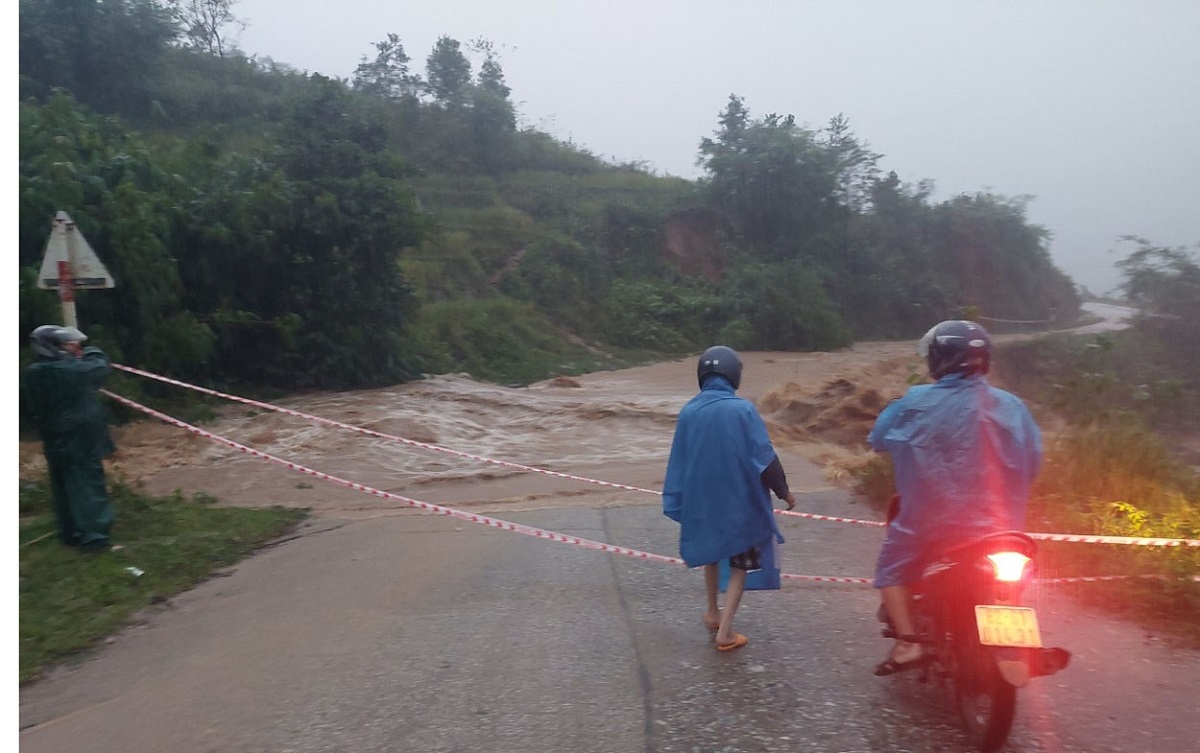 Mưa bão bắt đầu ảnh hưởng mạnh đến tỉnh Kon Tum