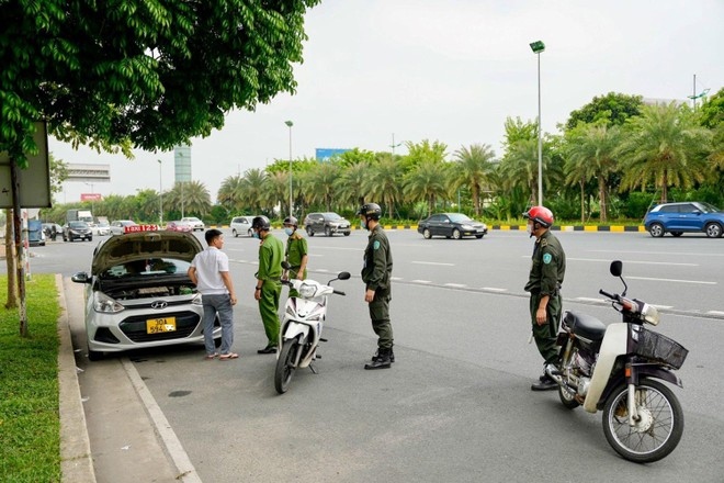 Lái xe taxi 123 dùng tua-vít đâm nhân viên an ninh sân bay quốc tế Nội Bài