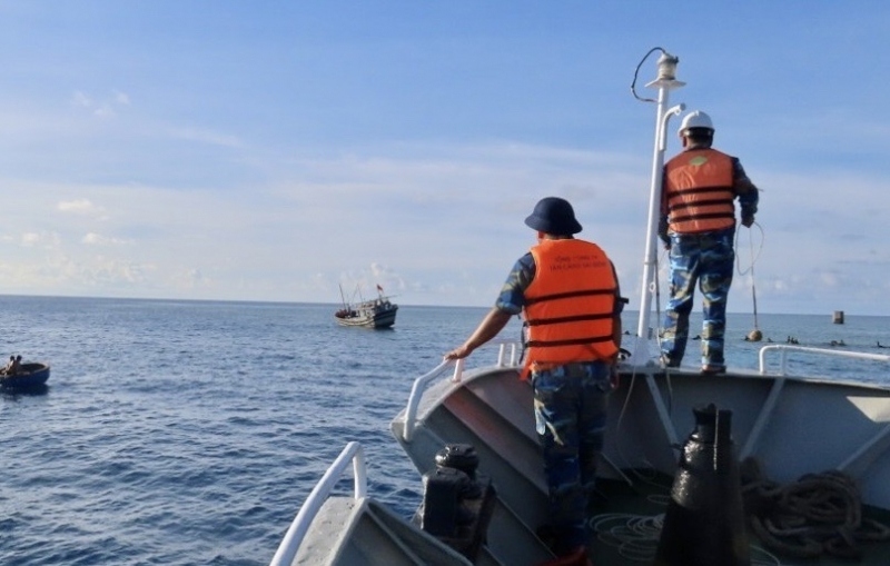 Cứu tàu cá Phú Yên mắc cạn tại khu vực Trường Sa