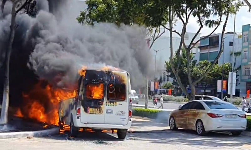 2 xe ô tô 16 chỗ bốc cháy ngùn ngụt giữa bãi xe ở Đà Nẵng
