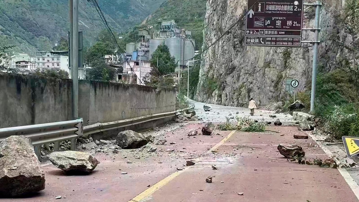 Nhà cửa rung lắc vì động đất mạnh ở Tứ Xuyên, Trung Quốc