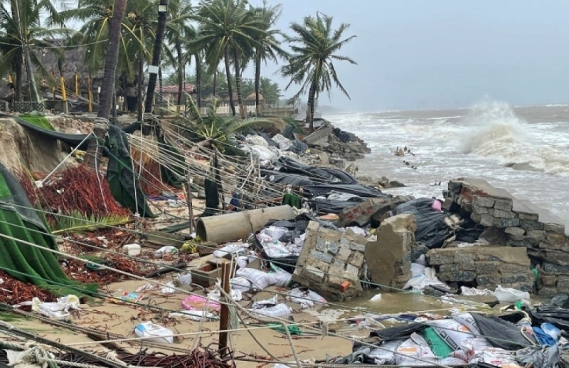 Hàng quán ven biển Cửa Đại, Hội An trước nguy cơ sập đổ sau bão số 4