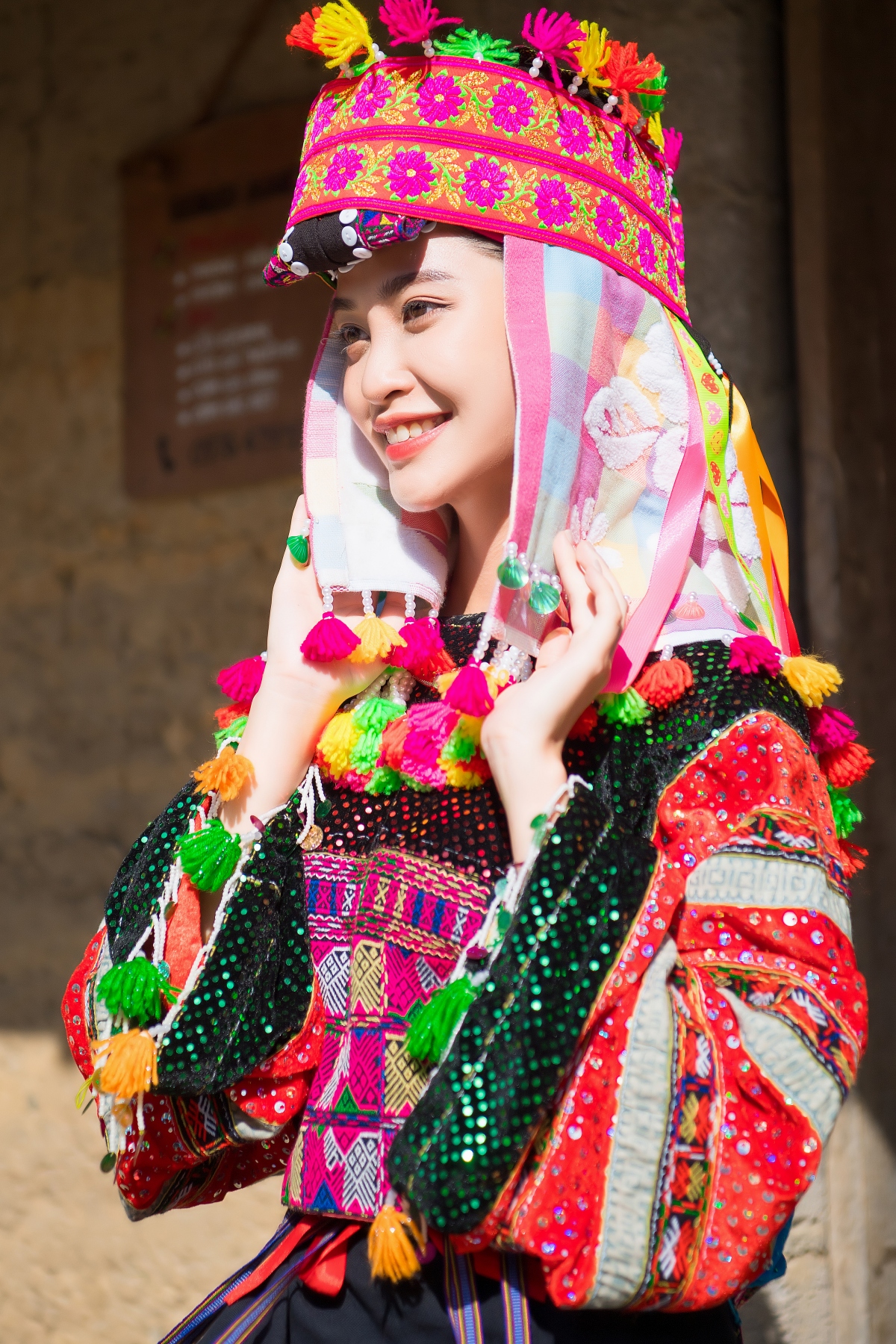 Hoa hậu Nông Thúy Hằng xinh đẹp khi làm thiện nguyện ở Hà Giang