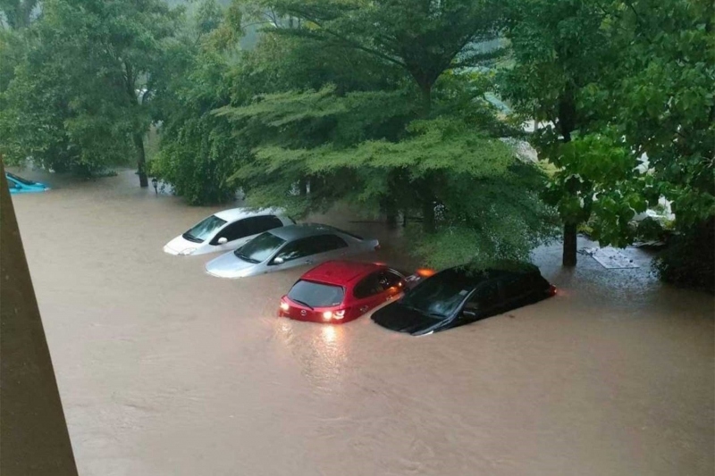Mưa lớn gây lụt lội nghiêm trọng ở Phuket (Thái Lan)