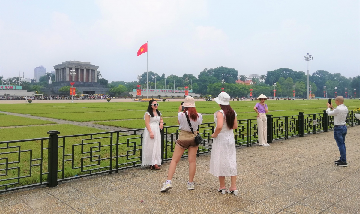 Hàng nghìn người vào Lăng viếng Chủ tịch Hồ Chí Minh