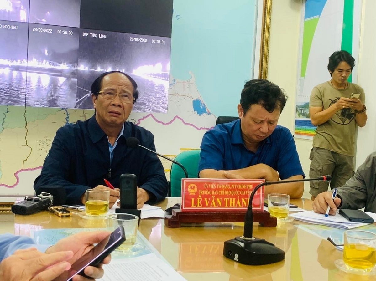 Ứng phó bão số 4: Phó Thủ tướng Lê Văn Thành điều hành họp xuyên đêm