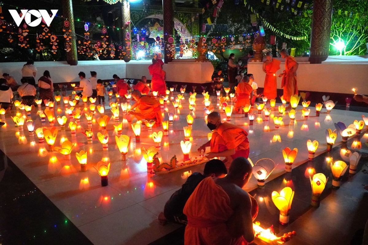Lung linh đêm hội Okphansa của người dân Lào