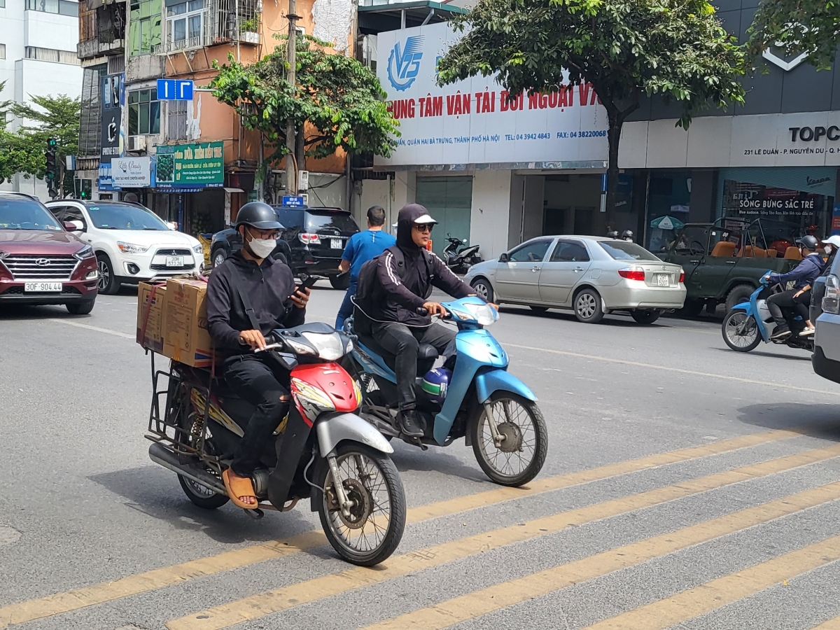 Nhan nhản tài xế sử dụng điện thoại khi lái xe, gây nguy hiểm cho người đi đường