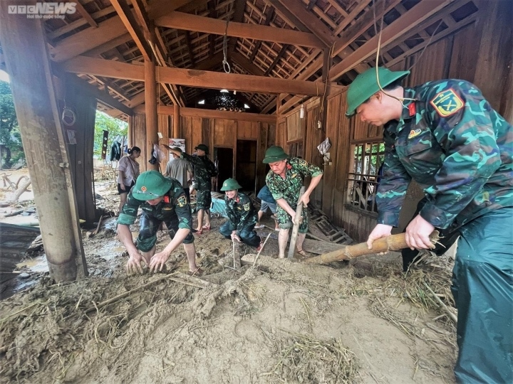 Công an, bộ đội lội biển nước, đào xới bùn đất giúp dân Kỳ Sơn sau lũ dữ