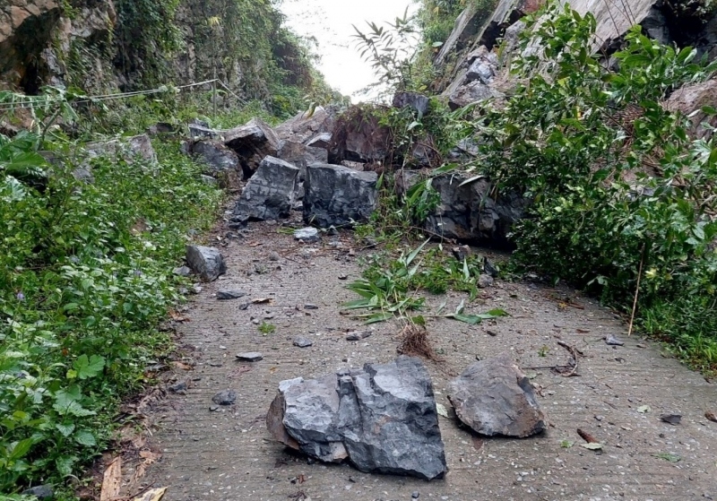 Đã thông đường tạm thời sau sự cố sạt lở núi đá vôi ở Quảng Bình