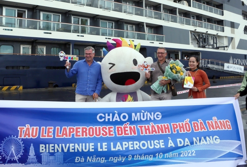 Tàu du lịch biển đưa 200 khách quốc tế trở lại Đà Nẵng sau 2 năm gián đoạn do Covid-19