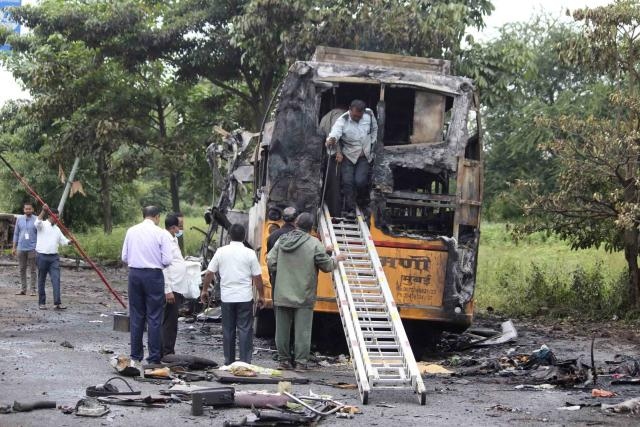 Ấn Độ: Xe buýt bốc cháy khiến hơn 50 người thương vong