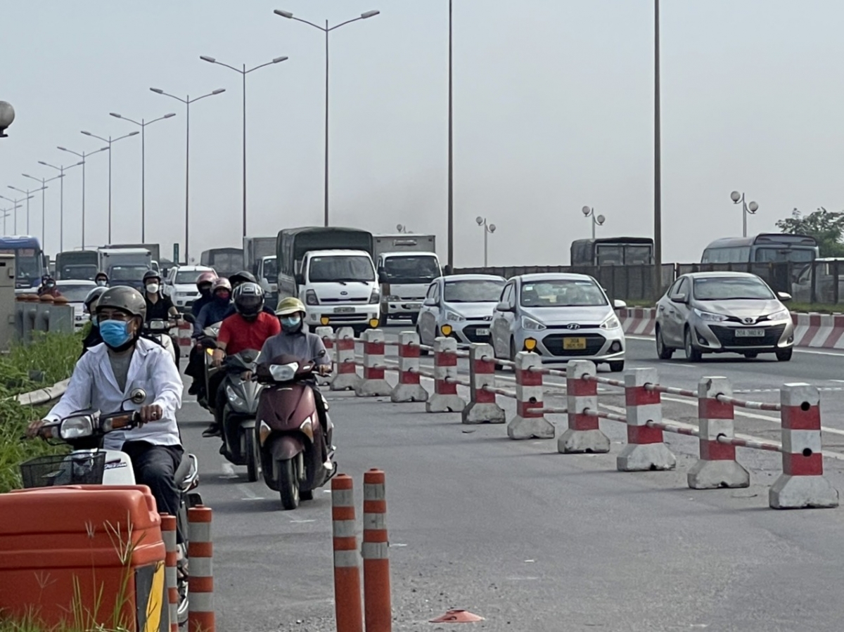 Cầu Thanh Trì thu hẹp làn hỗn hợp: Ô tô vẫn đi vào đường dành cho xe máy