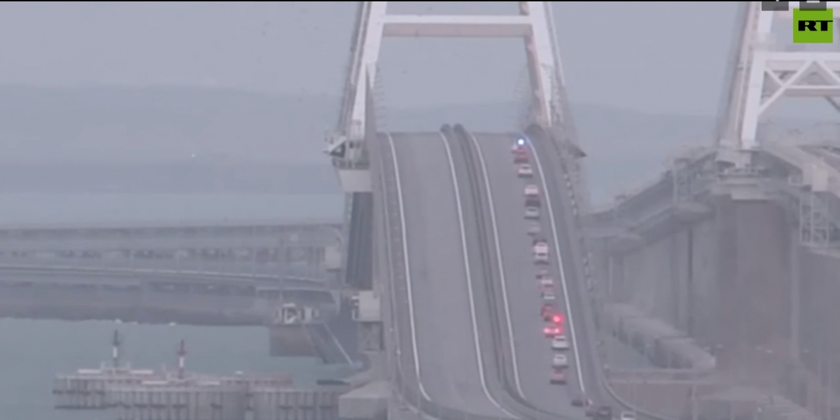 Hàng nghìn phương tiện giao thông xếp hàng dài chờ qua cầu Crimea