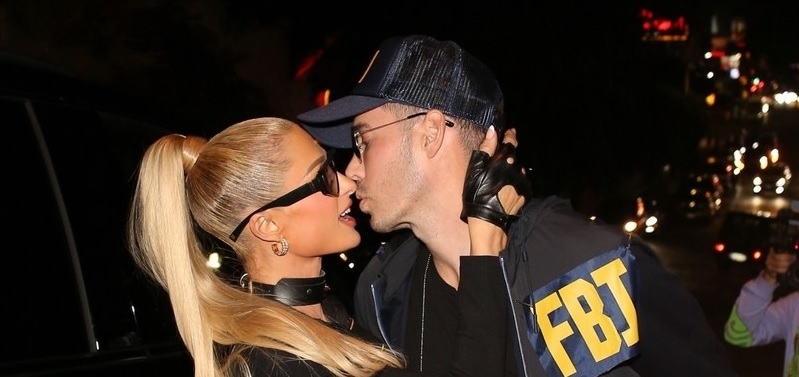 Vợ chồng Paris Hilton hôn nhau ngọt ngào trong đêm tiệc Halloween