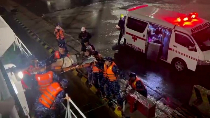 Tàu Cảnh sát biển đưa 4 bệnh nhân Lý Sơn vào bờ cấp cứu