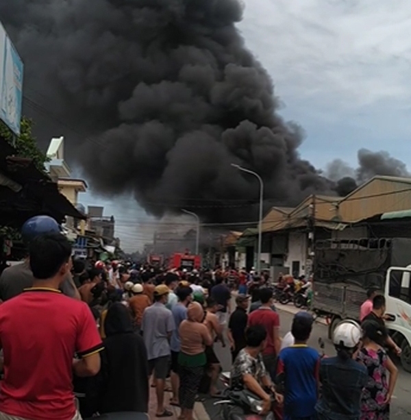 Cháy công ty trong khu dân cư ở Bình Dương, người dân nháo nhào di tản