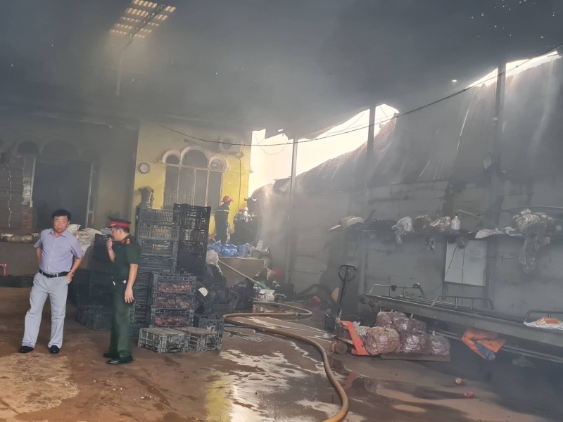 Hơn 70 cán bộ, chiến sỹ khẩn trương dập tắt đám cháy tại xưởng kinh doanh nhựa