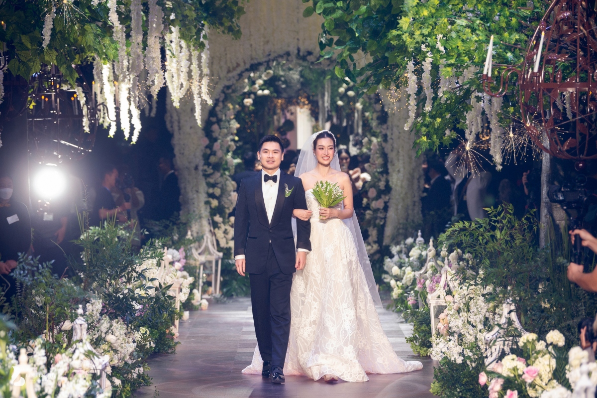 Hình ảnh đầy cảm xúc tại đám cưới Hoa hậu Đỗ Mỹ Linh và doanh nhân Đỗ Vinh Quang