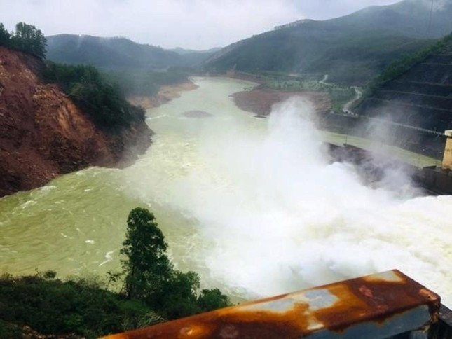 Dự báo mưa lũ nguy hiểm, hồ thủy điện tại Huế nhận lệnh khẩn cấp