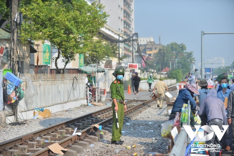 Lấn chiếm hành lang an toàn đường sắt đoạn qua viện Bạch Mai để bán hàng