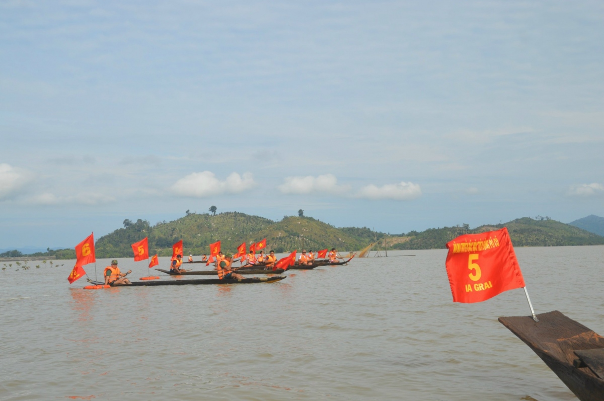 Gia Lai tổ chức thi tạc tượng nhà mồ, đua thuyền độc mộc