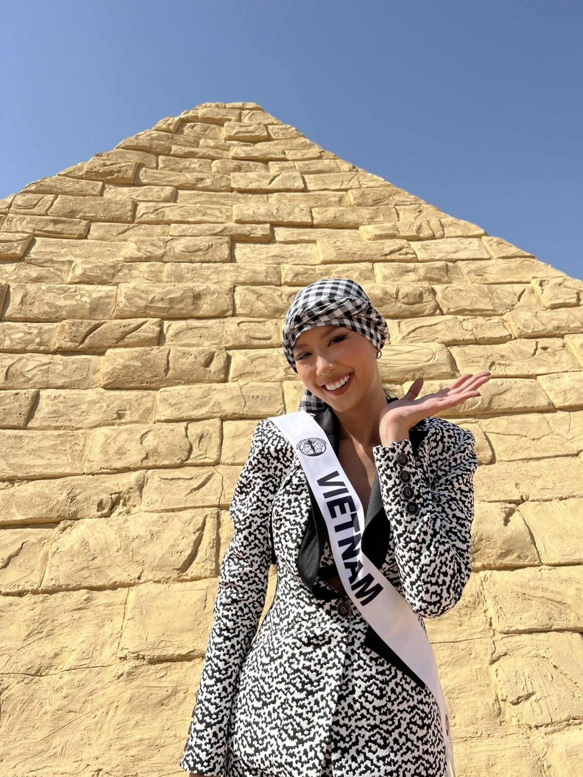 Á hậu Bảo Ngọc đội khăn rằn đến thăm Kim Tự Tháp, Ai Cập