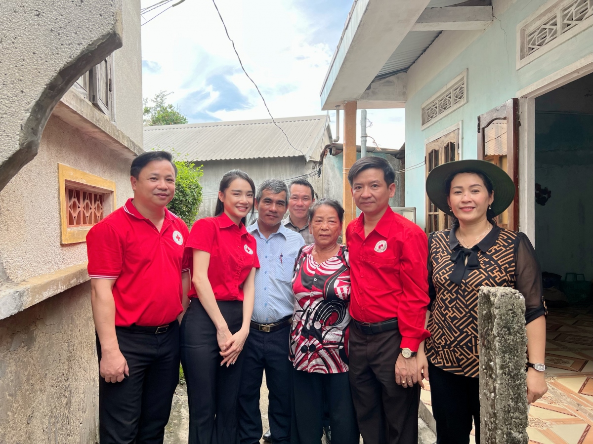 Nhã Phương đồng hành cùng Hội Chữ thập đỏ cứu trợ bà con miền Trung