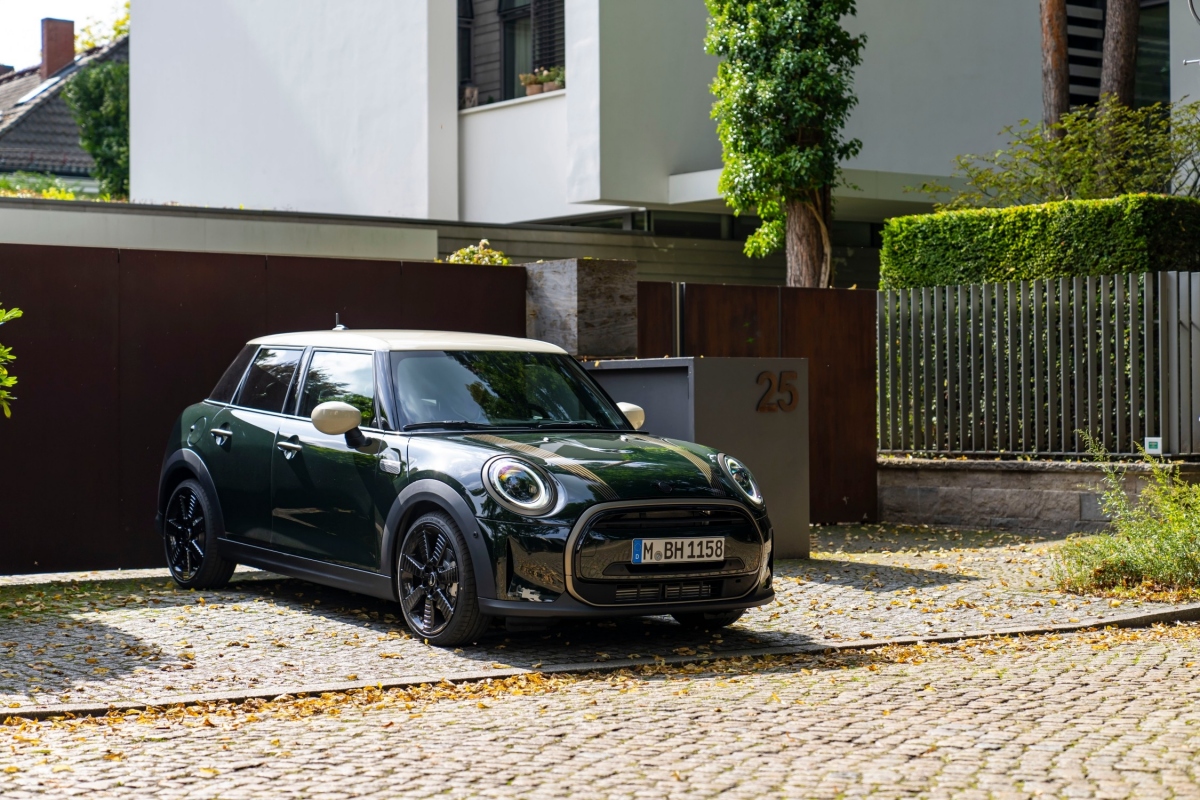 Khám phá Mini Cooper S 5-Cửa Resolute Edition giá 2,3 tỷ đồng