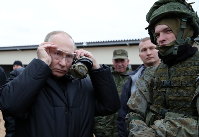 Ông Putin thị sát thao trường huấn luyện tân binh, bắn thử súng SVD