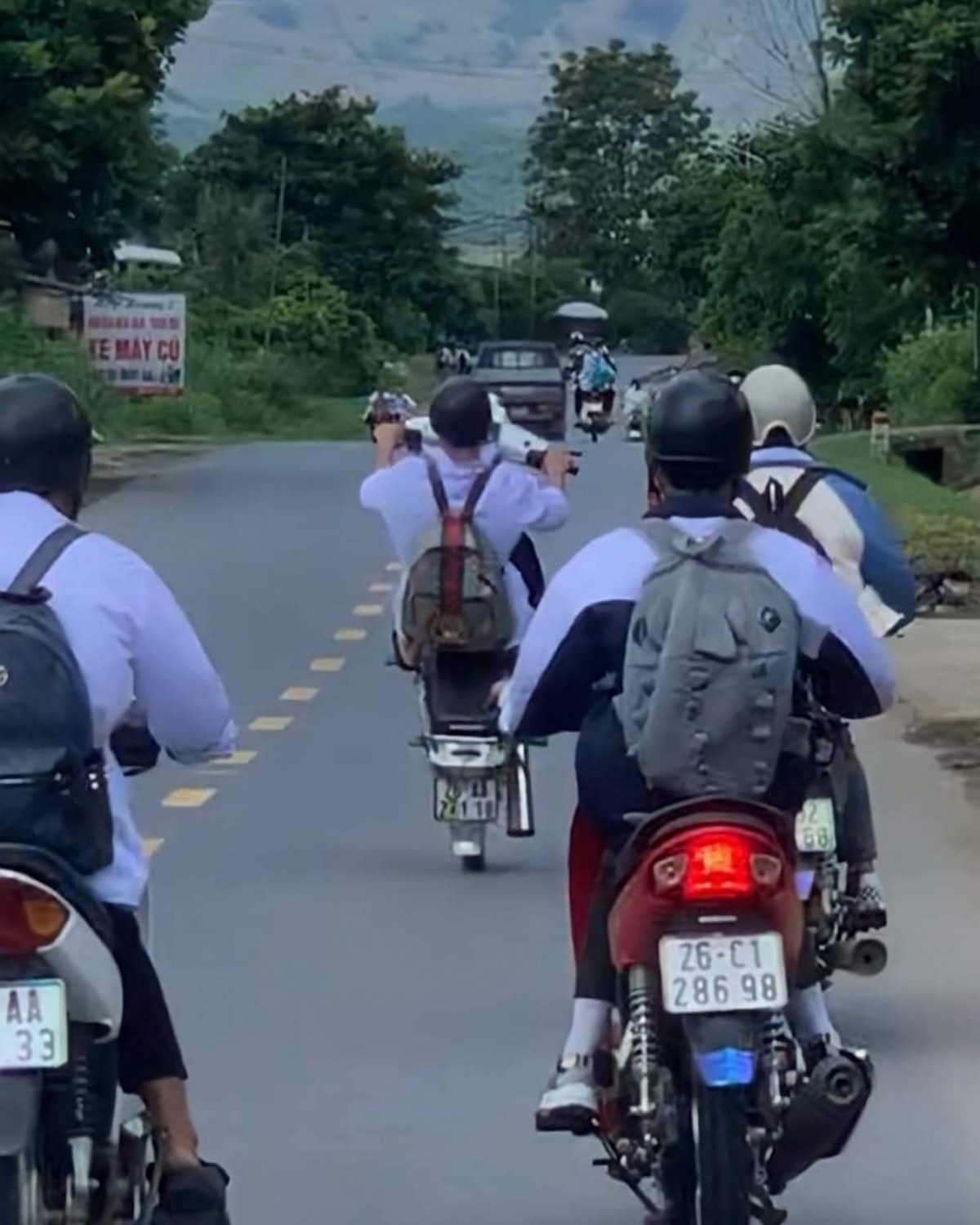 Xử phạt học sinh ở Sơn La đi xe máy bốc đầu