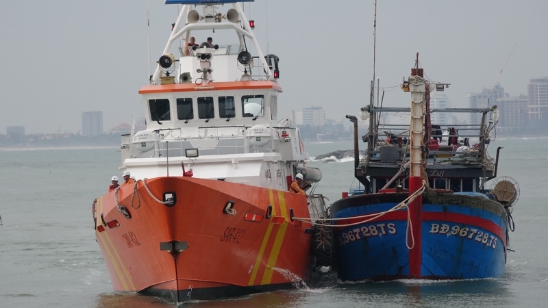 Kịp thời cứu 13 thuyền viên trên tàu cá Bình Định gặp nạn 